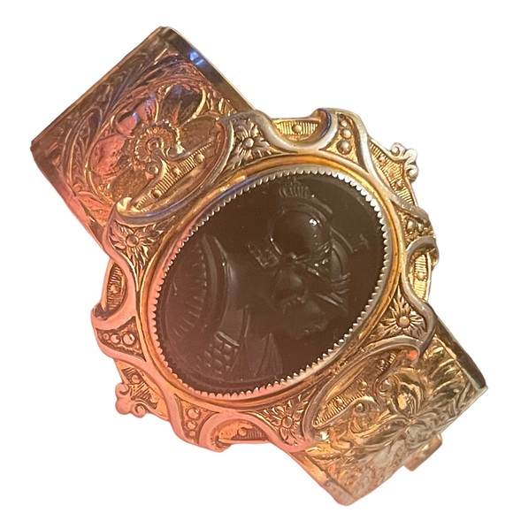 Stunning vintage Gold & silver finish plated flower etched TROJAN Cameo bangle - Picture 3 of 12